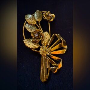 Elegant Vintage Gold Toned Floral Brooch